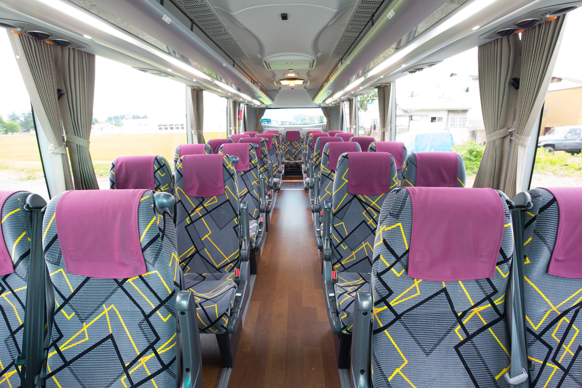 最新安全装備を搭載したバスの車内